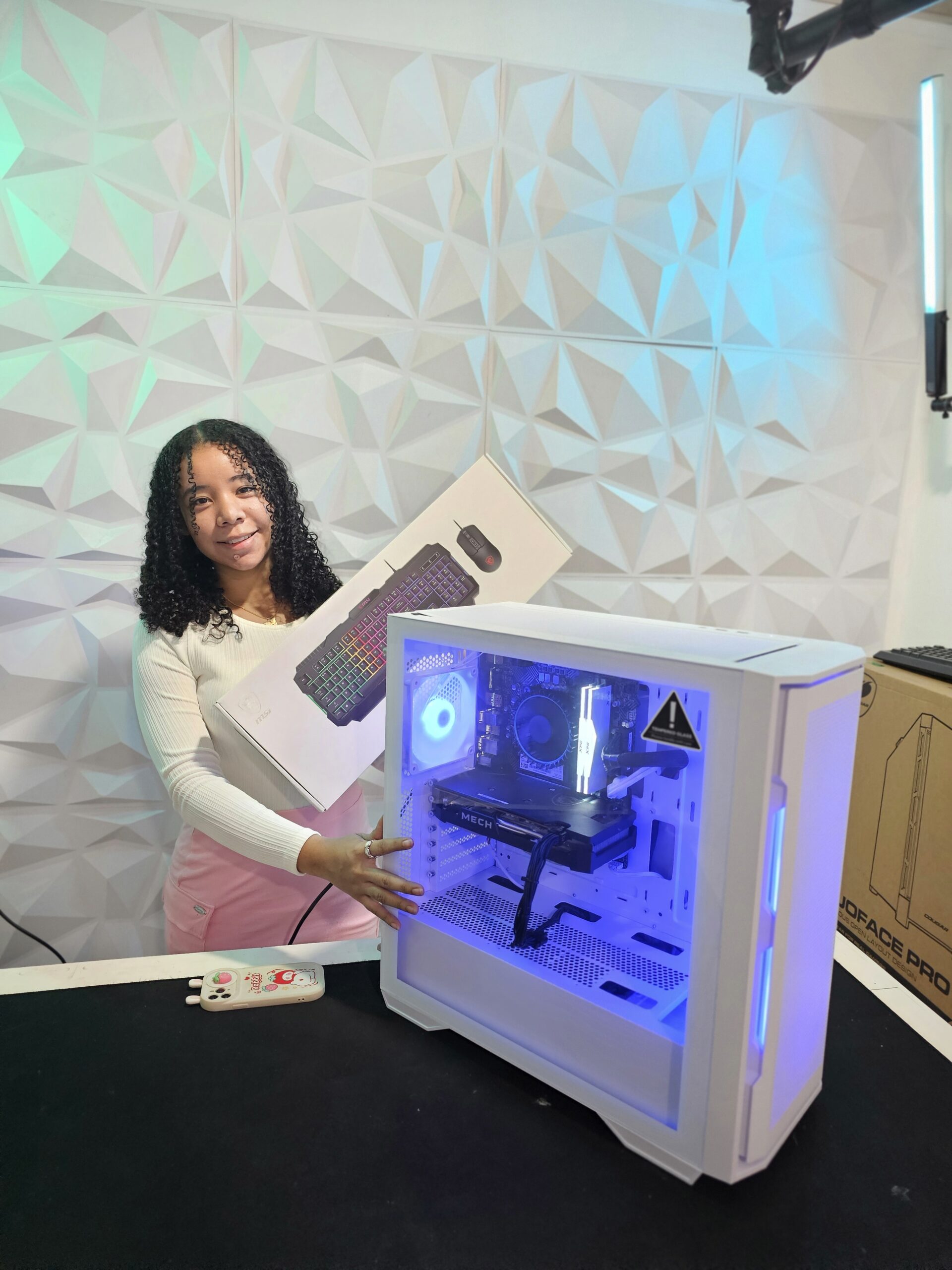 Clienta retirando su PC Gaming