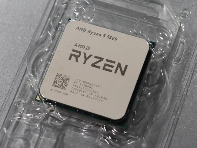 Procesador AMD Ryzen 5 5500 | USADO — Sin Caja y Sin CPU Cooler | 6 Meses de Garantía | Arquitectura Zen 3 (7nm, Troquel Cezanne) | 6 Núcleos / 12 Hilos | Reloj Base 3.6GHz / Boost hasta 4.2GHz | Caché L3 de 16MB | PCIe 3.0 | TDP 65W | Socket AM4 | Multiplicador Desbloqueado